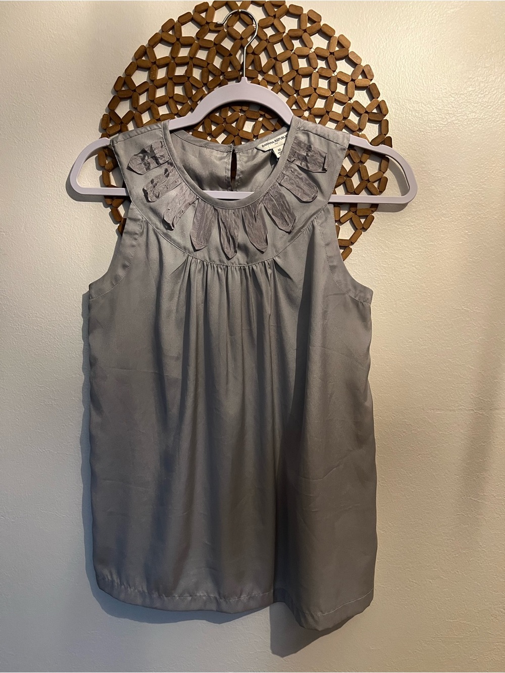 Sleeveless tunic with petal-layered collar